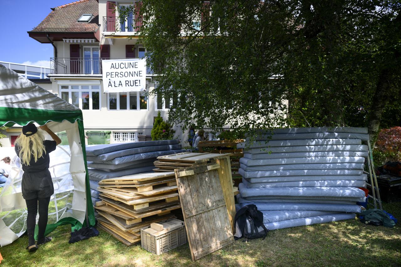 Les personnes accueillies dans le campement sauvage dormiront sur des matelas. Elles disposeront aussi de toilettes, d'eau courante et d'une connexion internet. [KEYSTONE - Laurent Gillieron]