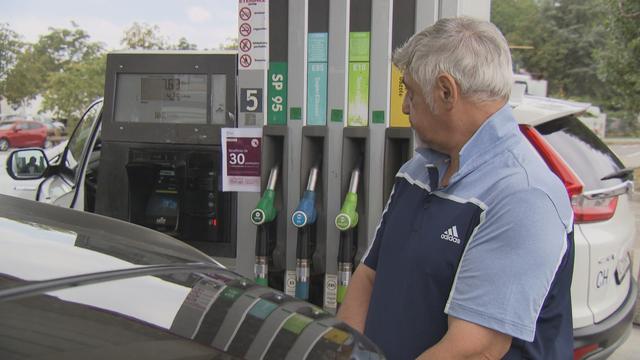 Un conducteur suisse venu faire le plein à Gaillard, en France voisine. [RTS]