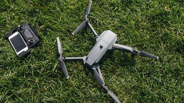 Un premier essaim de drones a pris son envol. [depositphotos - IraGirichBO]