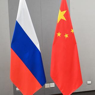 Les drapeaux russe et chinois. [Keystone/EPA - Ramil Sitdikov]