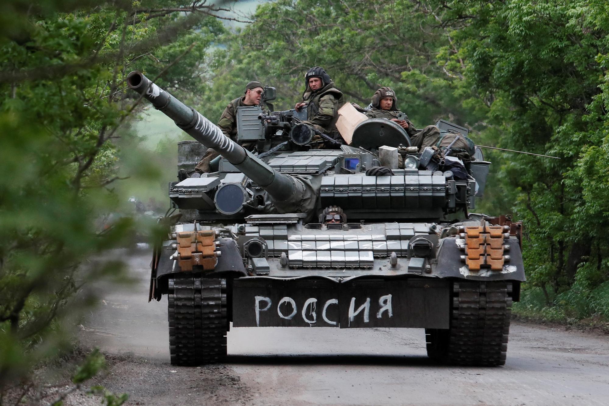 Un char des forces pro-russes dans la région de Donetsk, le 22 mai 2022. [Reuters - Alexander Ermochenko]