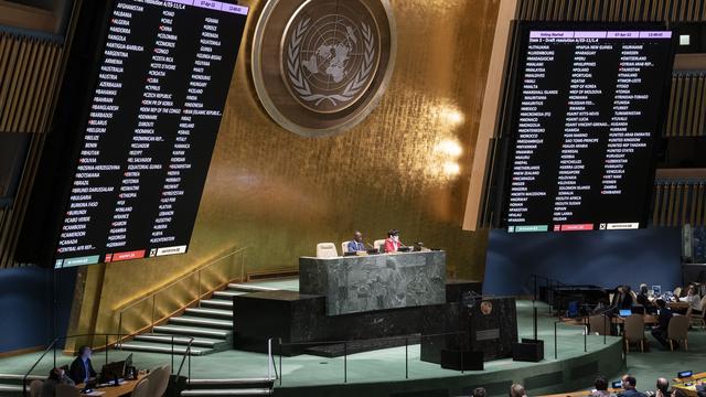 L'Assemblée générale de l'ONU a suspendu jeudi la Russie de son siège au Conseil des droits de l'Homme des Nations unies en raison de l'invasion de l'Ukraine. [AP/Keystone - John Minchillo]