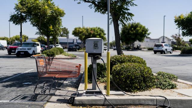 Une borne électrique en Californie en août 2022. [AP/Keystone - Jae C. Hong]