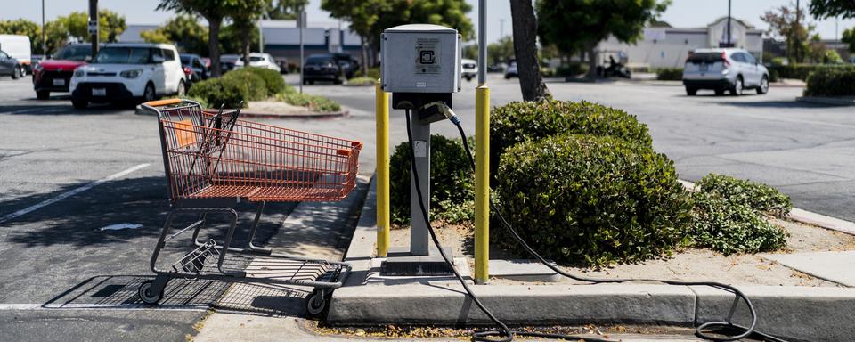 Une borne électrique en Californie en août 2022. [AP/Keystone - Jae C. Hong]