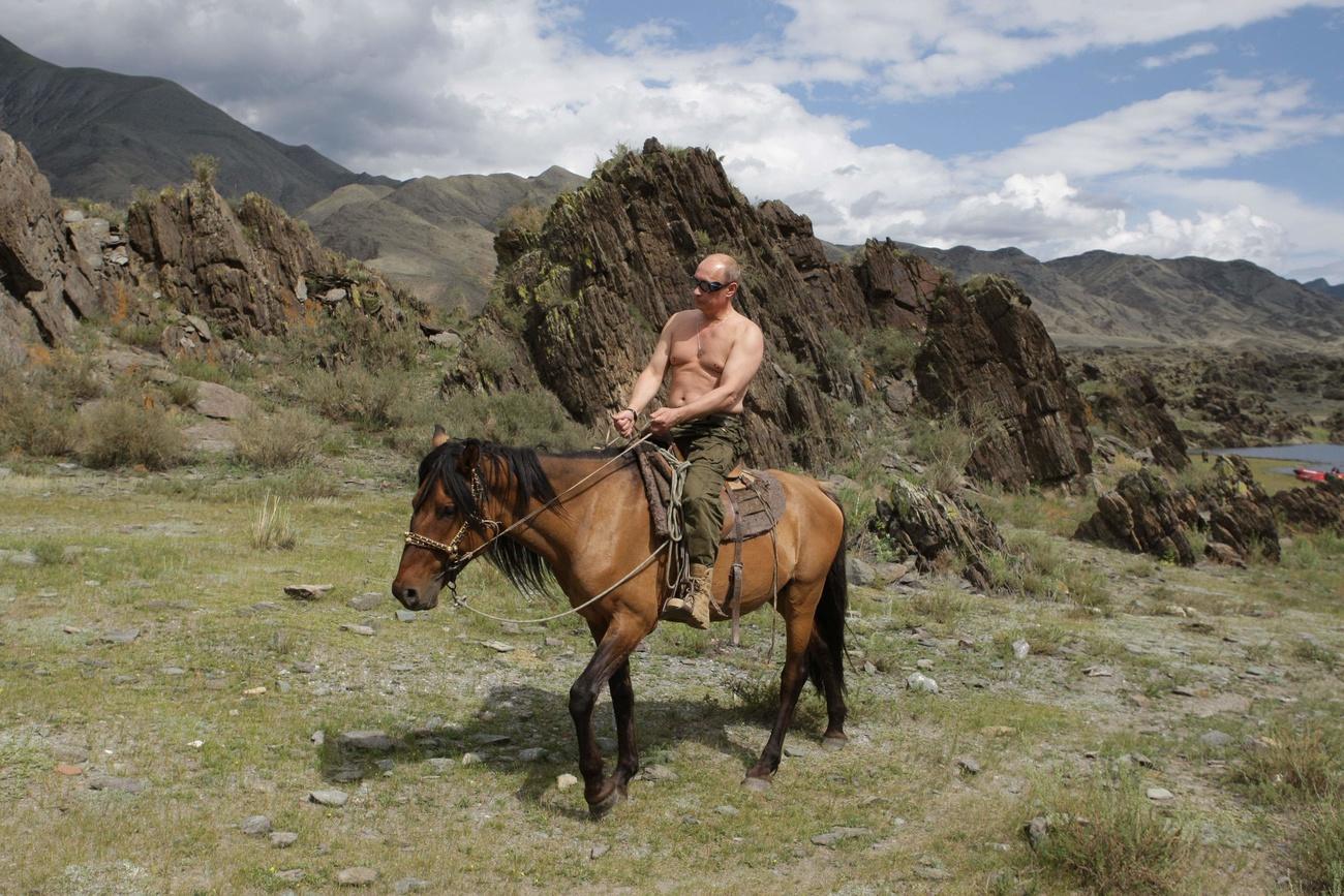 Vladimir Poutine s'est fréquemment mis en scène sur le dos d'un cheval. [Keystone - AP Photo/ RIA Novosti, Alexei Drizhinin]