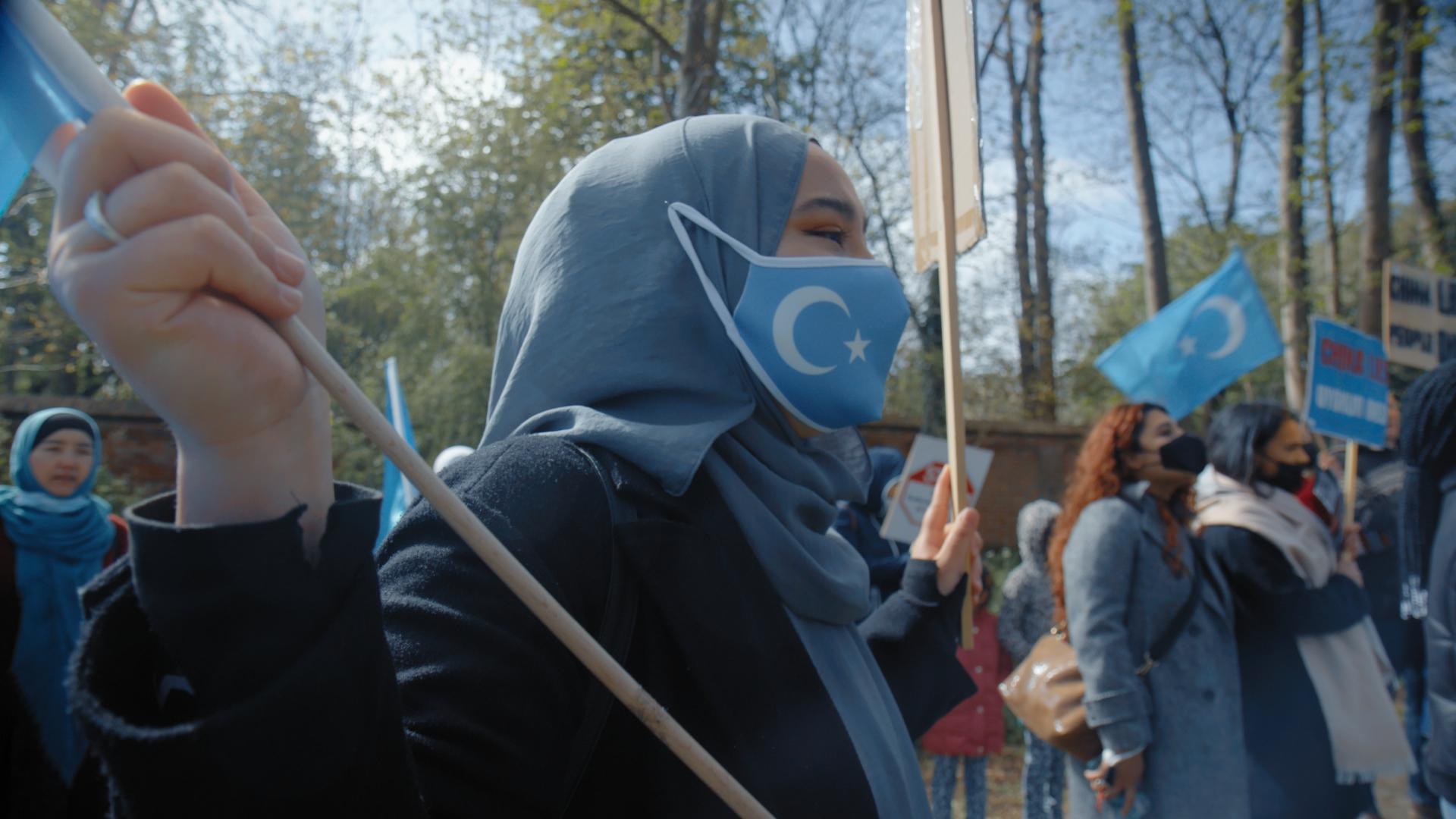 Une manifestation d'Ouïghours devant l'ambassade de La Haye, aux Pays-Bas. [RTS]