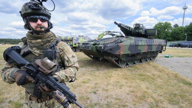 Rheinmetall construit une usine en Allemagne, elle permettra de fournir des munitions à l'Ukraine [DPA/KEYSTONE - Julian Stratenschulte]