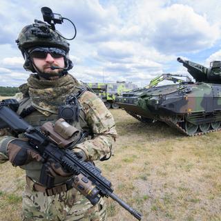 Rheinmetall construit une usine en Allemagne, elle permettra de fournir des munitions à l'Ukraine [DPA/KEYSTONE - Julian Stratenschulte]