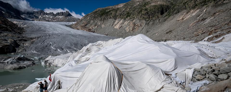 Mousse isolante recouvrant une partie du glacier du Rhône pour l'empêcher de fondre - Juillet 2022. [AFP - Fabrice Coffrini]