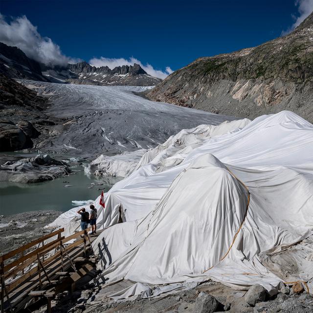 Mousse isolante recouvrant une partie du glacier du Rhône pour l'empêcher de fondre - Juillet 2022. [AFP - Fabrice Coffrini]