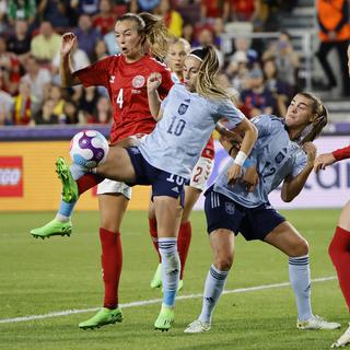 L'Espagnole Athenea del Castillo (R) en action contre la Danoise Rikke Sevecke (L) lors du match de football du groupe B de l'UEFA Women's EURO 2022 entre le Danemark et l'Espagne à Londres, Grande-Bretagne, le 16 juillet 2022. [EPA/KEYSTONE - Tolga Akmen]