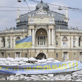 Le théâtre national académique d'opéra et de ballet d'Odessa et l'un des symboles de la ville derrière une lourde barricade avec une pancarte indiquant "Odessa est l'Ukraine !", dans la ville d'Odessa, dans le sud de l'Ukraine, le 18 mars 2022. [EPA/KEYSTONE - Stepan Franko]