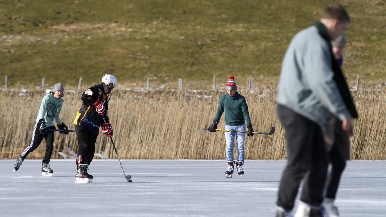 Il sera de moins en moins possible de patiner sur des lacs à l'avenir en Suisse. [Keystone - Anthony Anex]