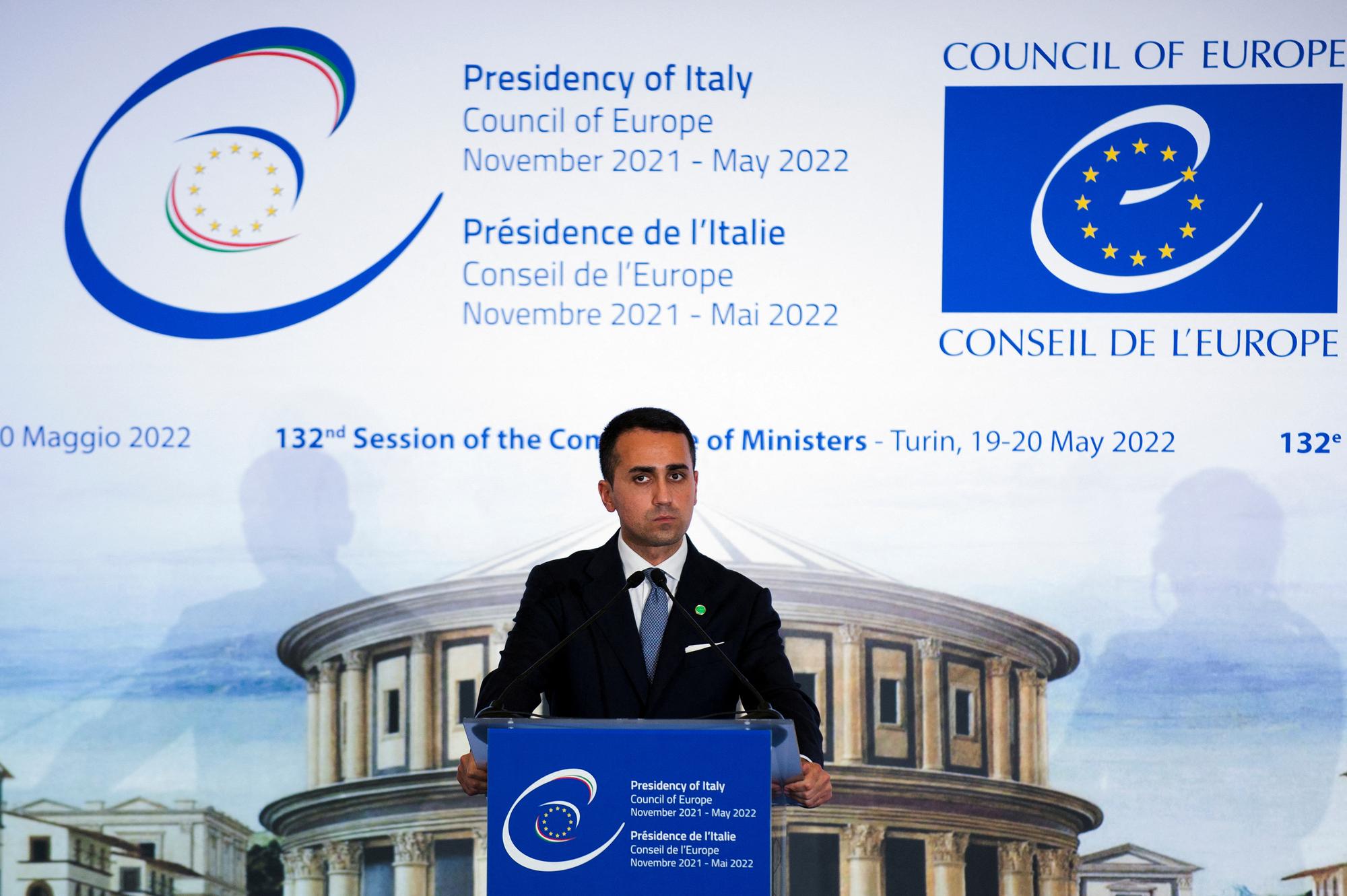 Le ministre des affaires étrangères de l'Italie Luigi Di Maio, en conférence de presse après la rencontre avec ses homologues du Conseil de l'Europe, le 20 mai 2022. [Reuters - Massimo Pinca]