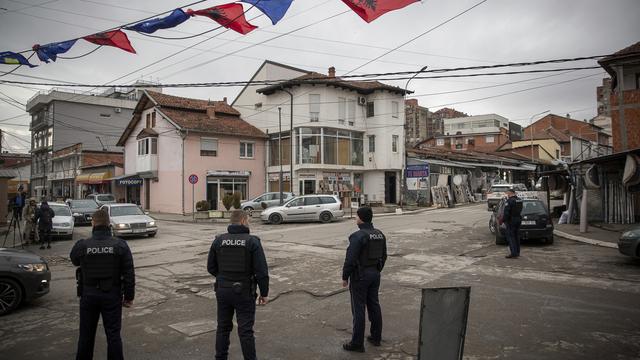 Des agents de police kosovars patrouillent dans la ville ethniquement divisée Mitrovica, au nord du Kosovo, vendredi 9 décembre 2022. [KEYSTONE - Visar Kryeziu / AP Photo]