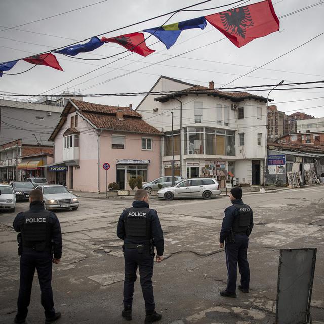 Des agents de police kosovars patrouillent dans la ville ethniquement divisée Mitrovica, au nord du Kosovo, vendredi 9 décembre 2022. [KEYSTONE - Visar Kryeziu / AP Photo]
