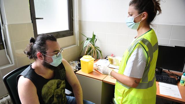 Une vaccination contre la variole du singe à Paris. [Keystone - EPA/Alain Jocard]