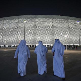 Des Qataris devant le stade Al Thumama. [Keystone - NOUSHAD THEKKAYIL]