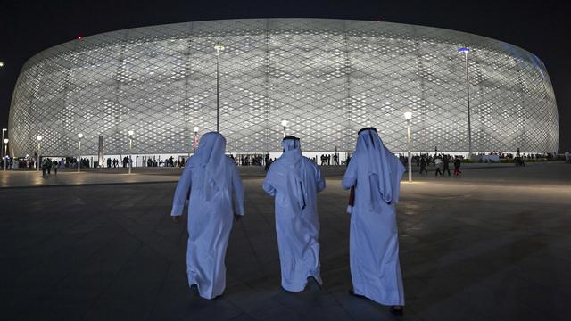 Des Qataris devant le stade Al Thumama. [Keystone - NOUSHAD THEKKAYIL]