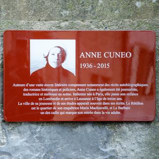 La plaque en hommage à l'écrivaine Anne Cuneo posée à Lausanne le 4 avril 2022. [Ville de Lausanne - Mathilde Imesch]