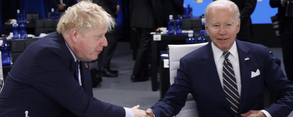 Boris Johnson et Joe Biden au sommet de l'Otan à Madrid. [Keystone - EPA/J.J.Guillen]