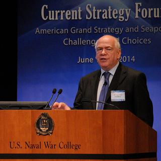 Lawrence Freedman, spécialiste de la stratégie militaire. [Creative commons/U.S. Navy - Rosalie Bolender]