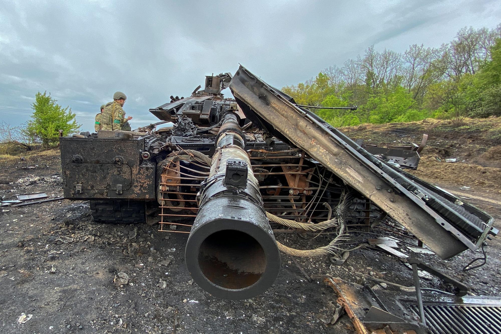 Un tank russe détruit photographié dans la région de Kharkiv. [reuters - Vitalii Hnidyi]