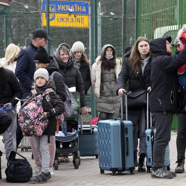 Des milliers d’Ukrainiens ont pris la fuite en direction de la Pologne. [Keystone/AP - Czarek Sokolowski]
