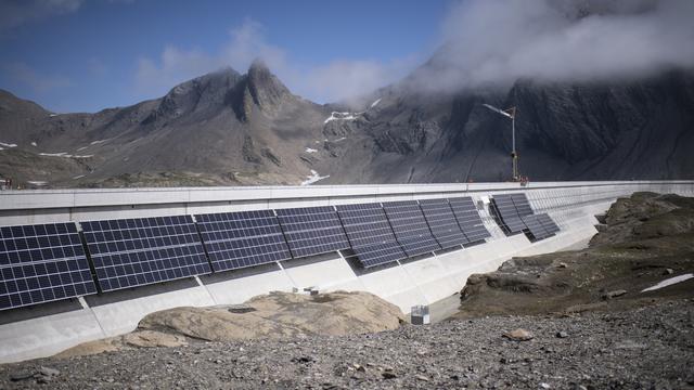 La centrale "AlpinSolar" fonctionne à plein régime. [Keystone - Gian Ehrenzeller]