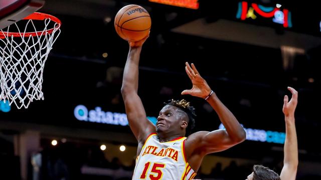 Malgré ses 13 points et 11 rebonds, Clint Capela n'a pas pu empêcher la lourde défaite de ses Hawks face aux Spurs de San Antonio. [Erik S. Lesser]