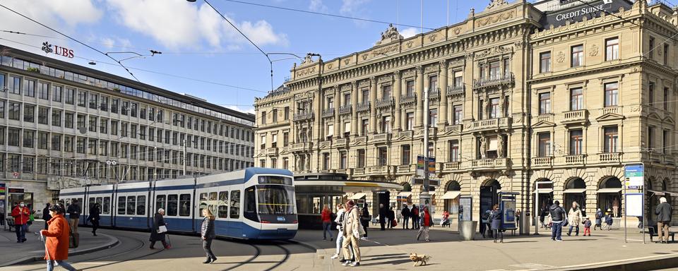 La Paradeplatz de Zurich, symbole de la place financière suisse. [Keystone - Walter Bieri]