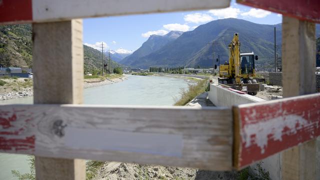 Des engins de chantier photographiés au bord du Rhône. [Keystone - Leandre Duggan]