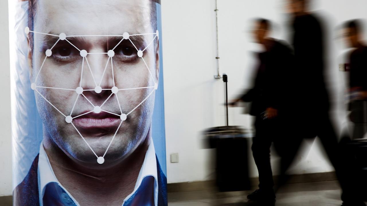 Affiche simulant un logiciel de reconnaissance faciale lors de l'exposition Security à Pekin en Chine, 24 octobre 2018. [REUTERS - Thomas Peter]