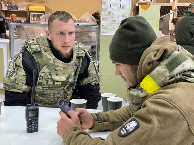 Roze et Sheva, des Forces spéciales de la police ukrainienne, parmi les premiers à être entrés dans Kherson. [Dessert - Tristan]