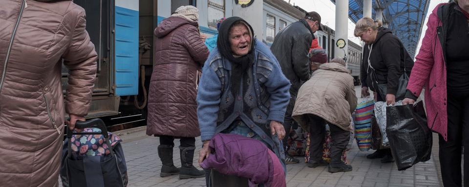 Des civils fuyant les combats en gare de Sloviansk, 10.04.2022. [Reuters - Marko Djurica]