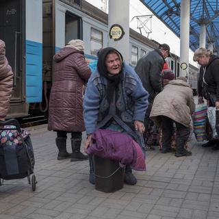 Des civils fuyant les combats en gare de Sloviansk, 10.04.2022. [Reuters - Marko Djurica]