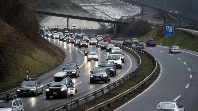 Un bouchons de voitures est formé sur le viaduc de Chillon sur l'autoroute A9 ce samedi 3 janviers 2015 à Villeneuve. [KEYSTONE - Jean-Christophe Bott]