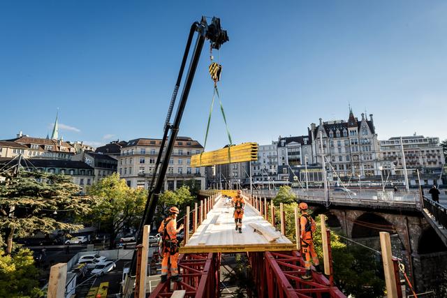 La passerelle provisoire (ici en construction en octobre dernier) surplombe la place Centrale. [Keystone - Jean-Christophe Bott]