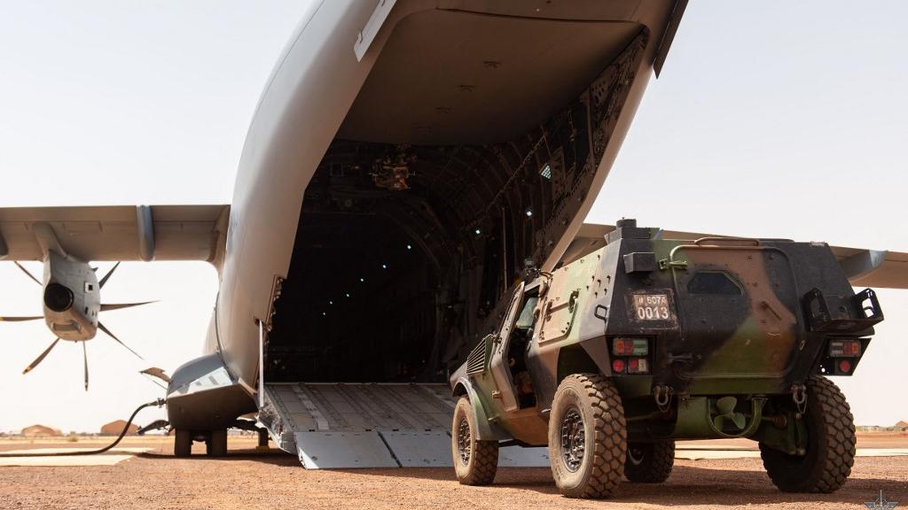 Un véhicule blindé léger français embarque dans un avion cargo français au Mali. [AFP - Etat Major des Armées]