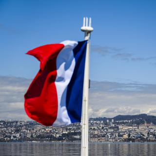 Un drapeau de la France est visible depuis un bateau de la CGN. [Keystone - Jean-Christophe Bott]