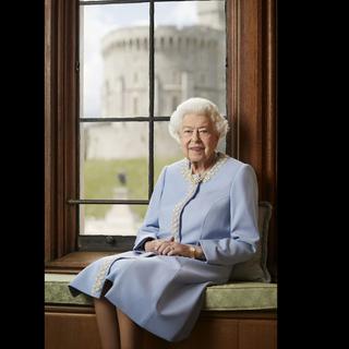 Sur cette photo fournie par le palais de Buckingham le mercredi 1er juin 2022, le portrait officiel du jubilé de platine de la reine Elizabeth II de Grande-Bretagne, photographié au château de Windsor récemment. [AP/KEYSTONE - Royal Household/ Ranald Mackechnie]