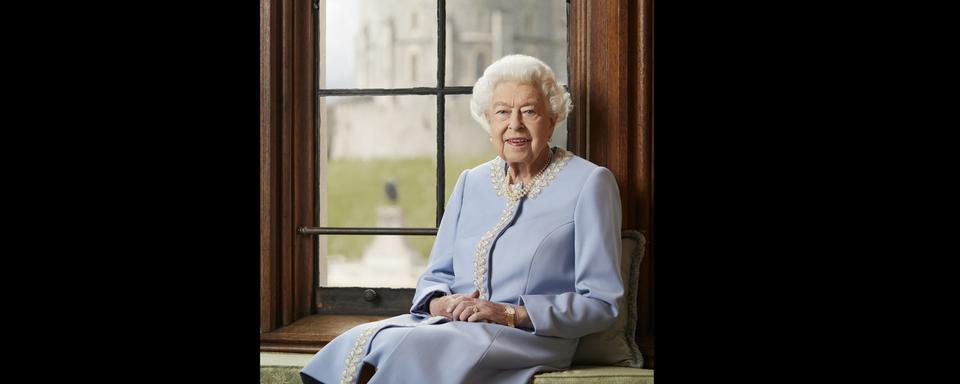 Sur cette photo fournie par le palais de Buckingham le mercredi 1er juin 2022, le portrait officiel du jubilé de platine de la reine Elizabeth II de Grande-Bretagne, photographié au château de Windsor récemment. [AP/KEYSTONE - Royal Household/ Ranald Mackechnie]