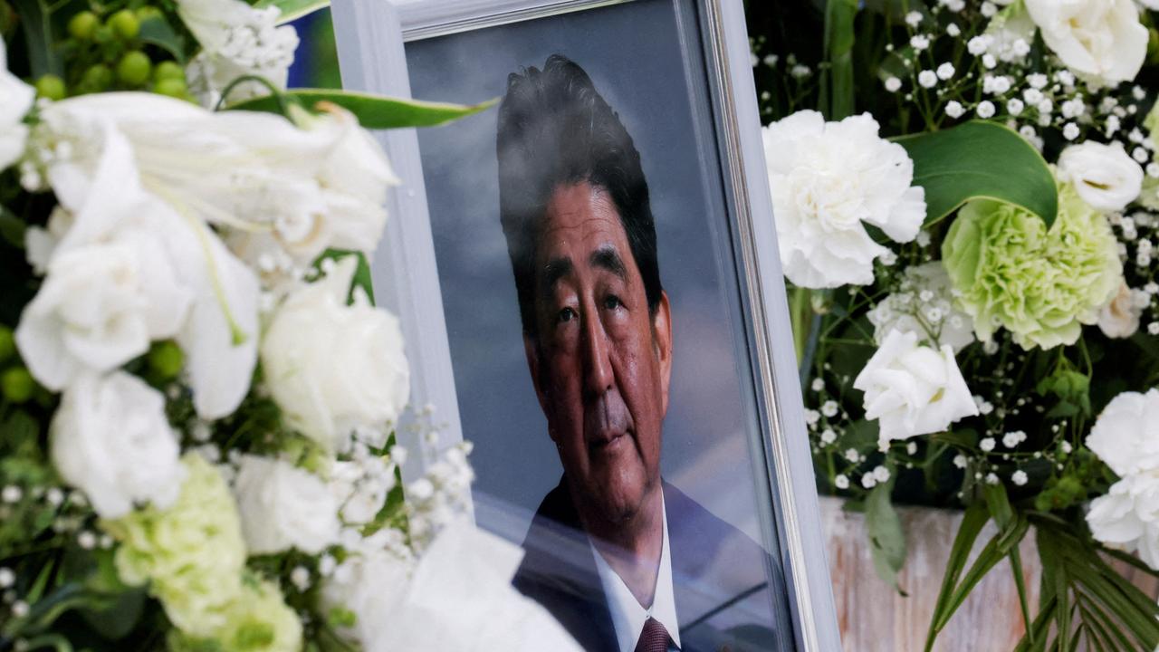 Le suspect de l'assassinat de Shinzo Abe, ancien Premier ministre du Japon (ici son portrait), sera soumis à un test psychiatrique. [REUTERS - Kim Kyung-Hoon]