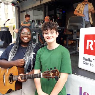 Nathan Thomas fait sa radio dans Les bonnes ondes le 5 août 2022, avec son amie Anne Rose. [RTS - Bastien von Wyss]
