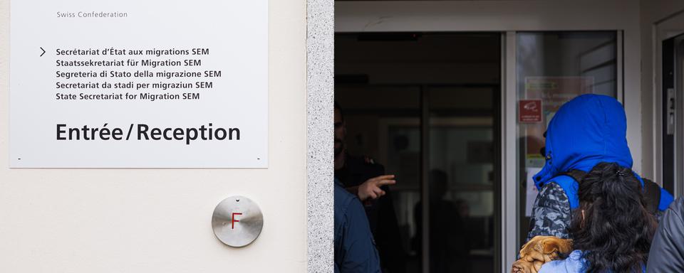 L'entrée du Centre fédéral d'asile de Boudry (NE) le 17 mars 2022. [Keystone - Valentin Flauraud]