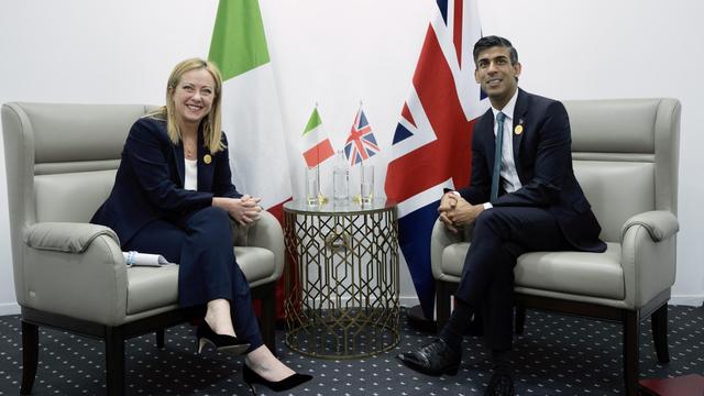 La première ministre italienne, Giorgia Meloni, s'entretien avec Rishi Sunak, premier minsitre britannique, à l'occasion de la COP 27 le 7 novembre 2022. [EPA/Keystone - Italian Government Press Office]