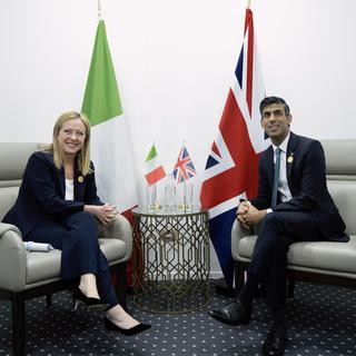 La première ministre italienne, Giorgia Meloni, s'entretien avec Rishi Sunak, premier minsitre britannique, à l'occasion de la COP 27 le 7 novembre 2022. [EPA/Keystone - Italian Government Press Office]