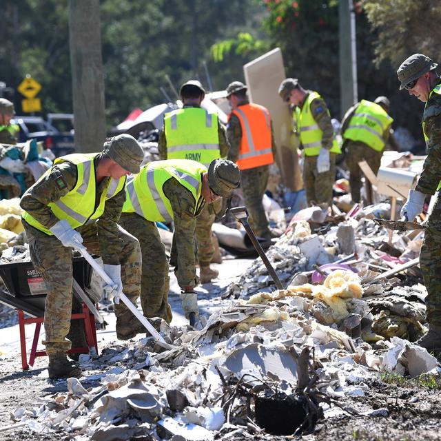 Membres de l'ADF (Australian Defence Force) nettoyant des propriétés affectées par les inondations à Goodna en Australie. [EPA - Darren England - Keystone]