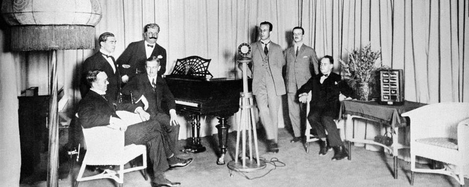 Studio radio en Suisse dans les années 1920. [Keystone]