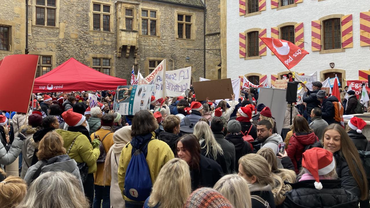 Les employés du parapublic manifestent avant le vote du budget au Grand Conseil à Neuchâtel. [RTS - Deborah Sohlbank]